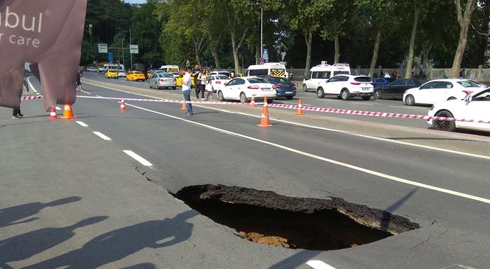 Sondakika! Dolmabahçe'de yol çöktü